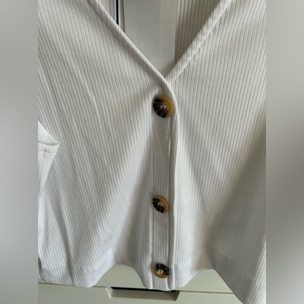 NWT Urban Social White Sleeveless Button-Down Top - Picture 2 of 6